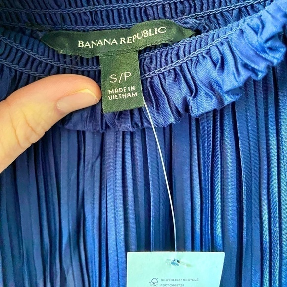 𝅺banana REPUBLIC Pleated Off Shoulder Blouse | Blue | Small NWT - Picture 8 of 9